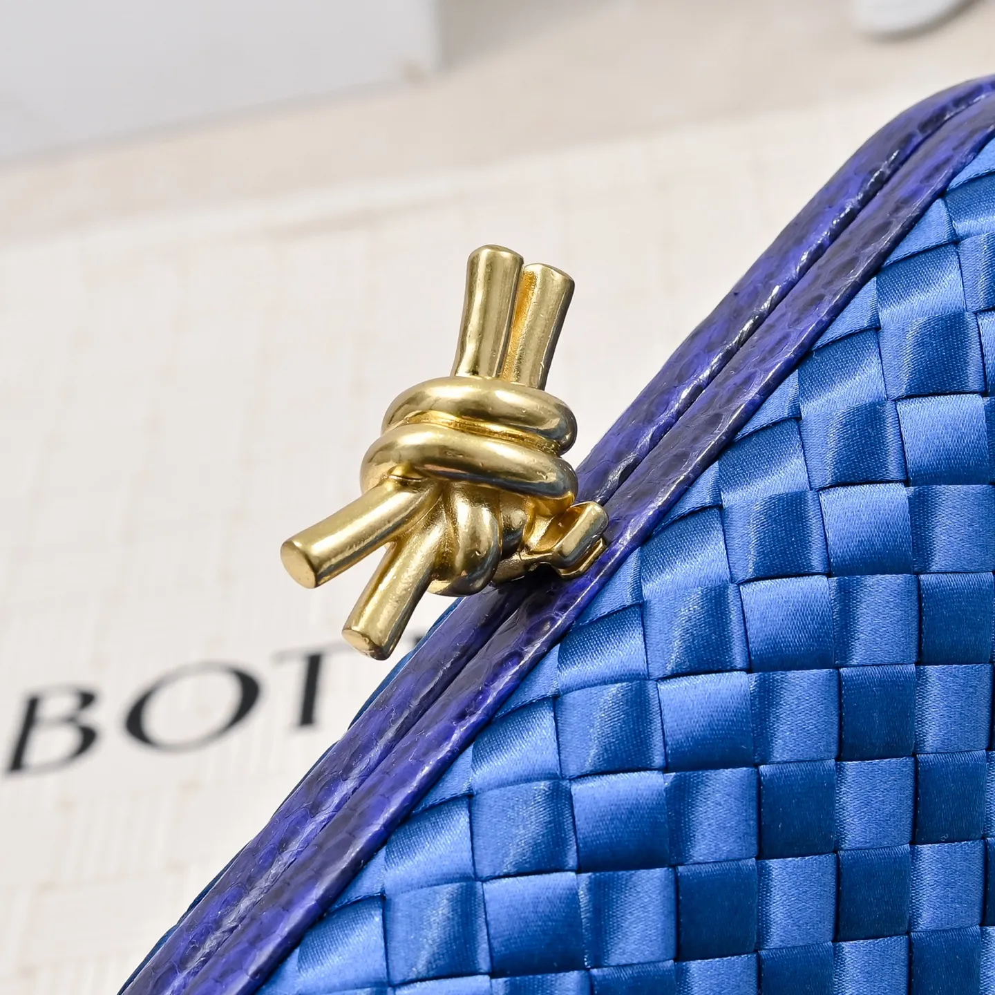 Batch 1460 #BV Knot woven evening bag series ~ Each bag reveals exquisite elegance💫Iconic classic silk weaving➕snake skin trimming with knot buckle, soft and delicate feel. The design is small and exquisite, low-key without logo, elegant and elegant. Paired with evening dress or cheongsam, it has the atmosphere of a famous and wealthy lady. Full of aura and invincible texture💃 Model: 7622 Dimensions: 20x12x5.5